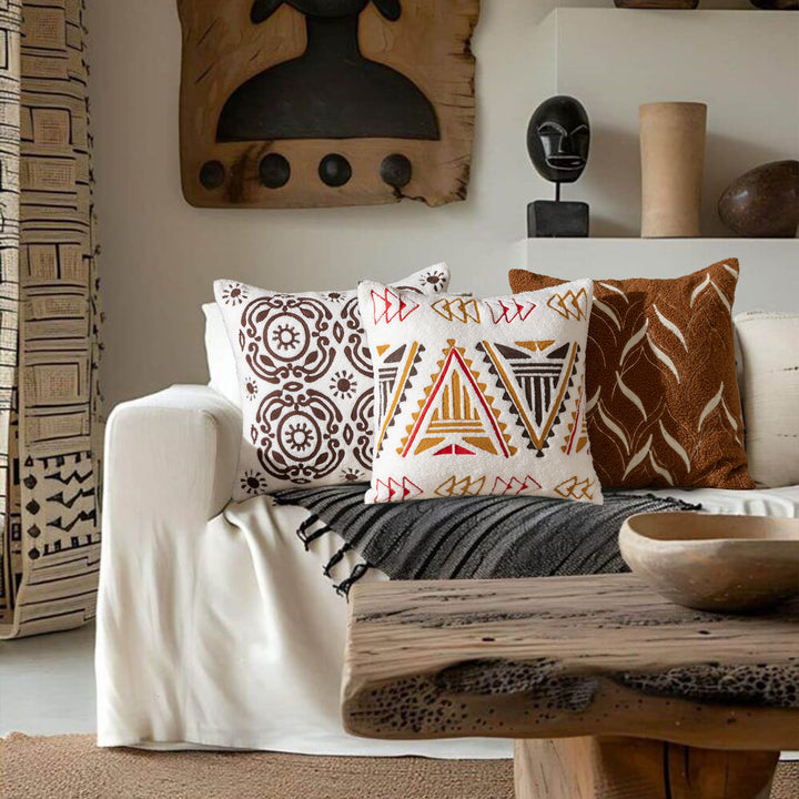 Besticktes Dekokissen im Boho‑Stil mit Bouclé‑Struktur und Füllkissen