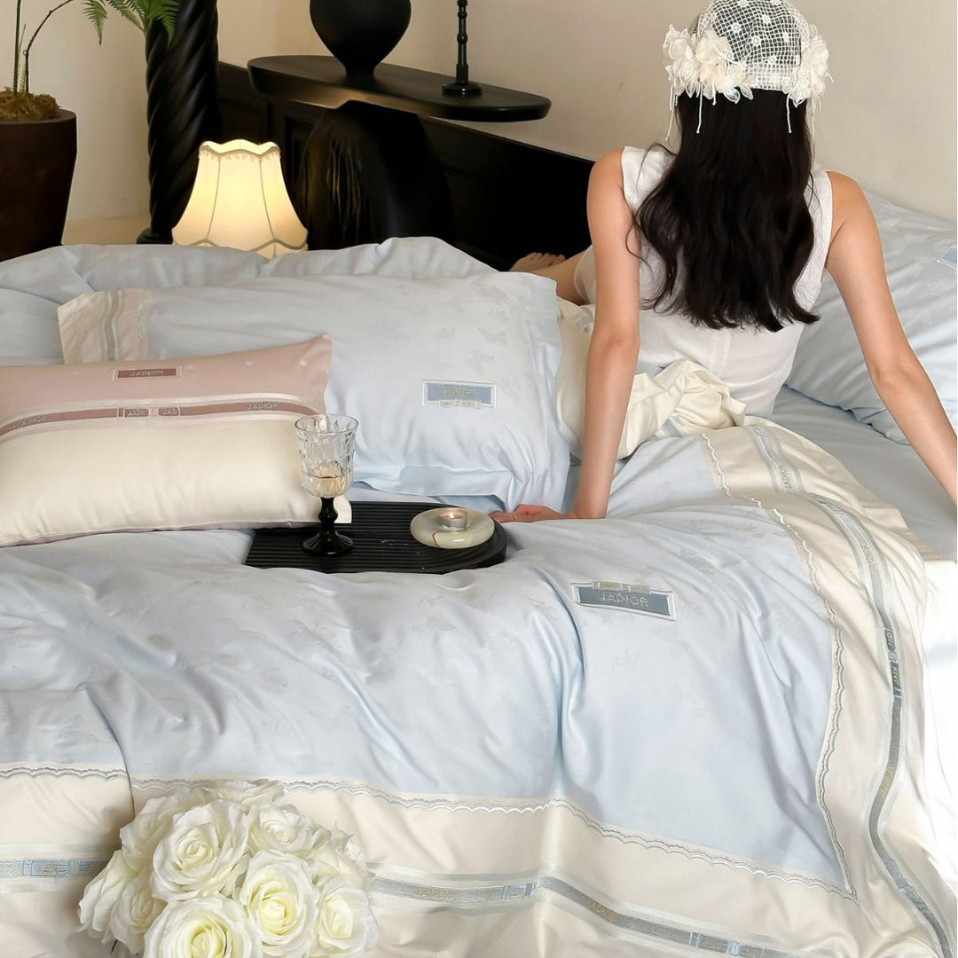 Premium-Bettwäscheset aus Baumwollsatin mit dezentem Schmetterlings‑Jacquard und Zierkeder