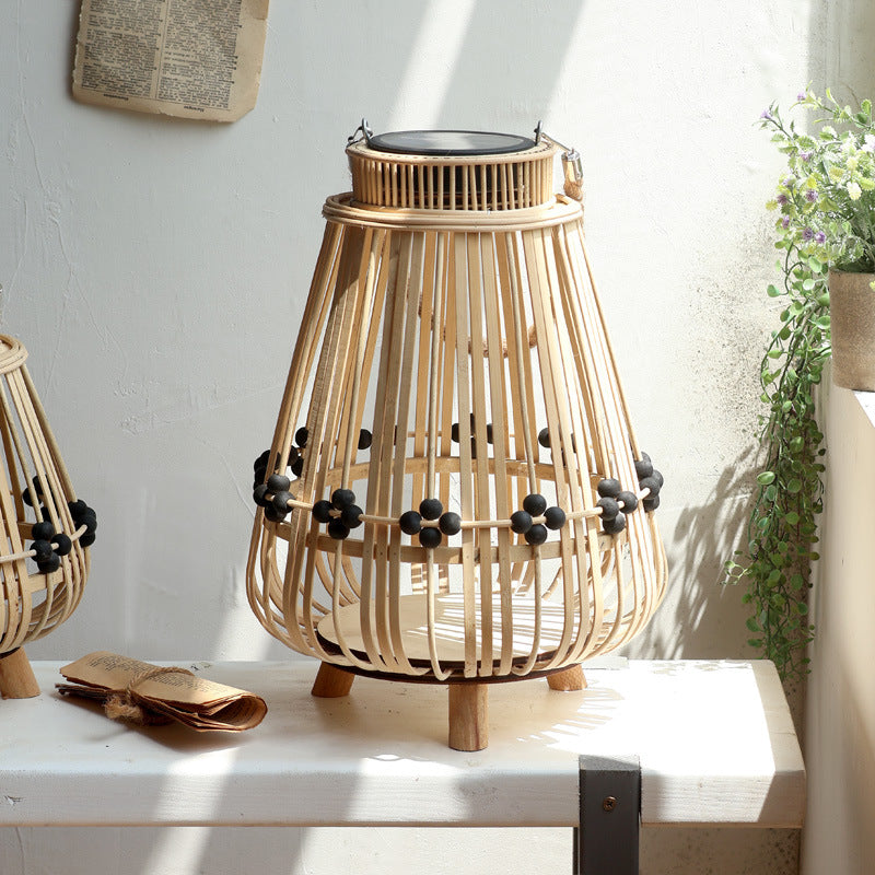 Dekorativer Lichtspender mit natürlichem Rattan Karnz