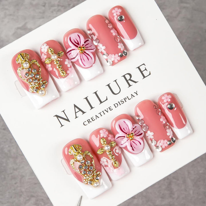 Dekoratives Press-On Nagelkunstset mit floralen Akzenten