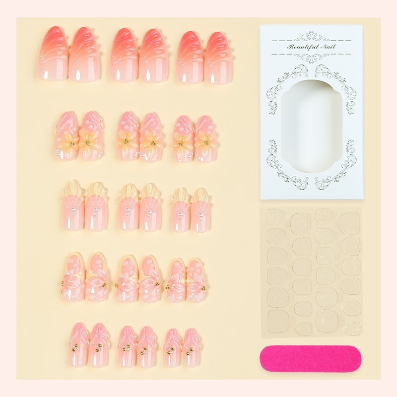 Elegantes Kunstnagelset mit floralen und glamourösen Akzenten Karnz