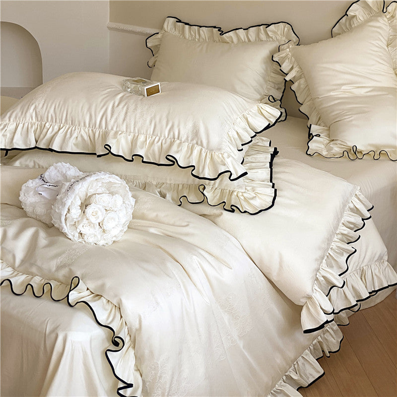 Edles Baumwollsatin-Bettgarnitur-Set mit Volant-Rüschen, Jacquard‑Blütenbordüre und Kontrastkeder