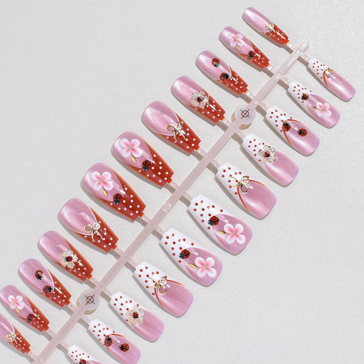 Künstlerische florale Press-On-Nageltips Karnz
