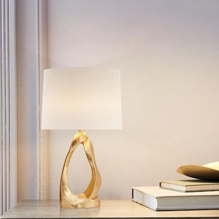 Skulpturale Tischlampe mit elegantem goldenen Fuß