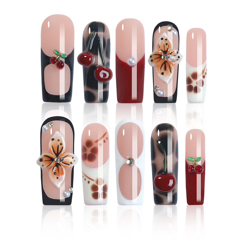 Kreatives Kunstnagelset mit floralen und fruchtigen Akzenten Karnz