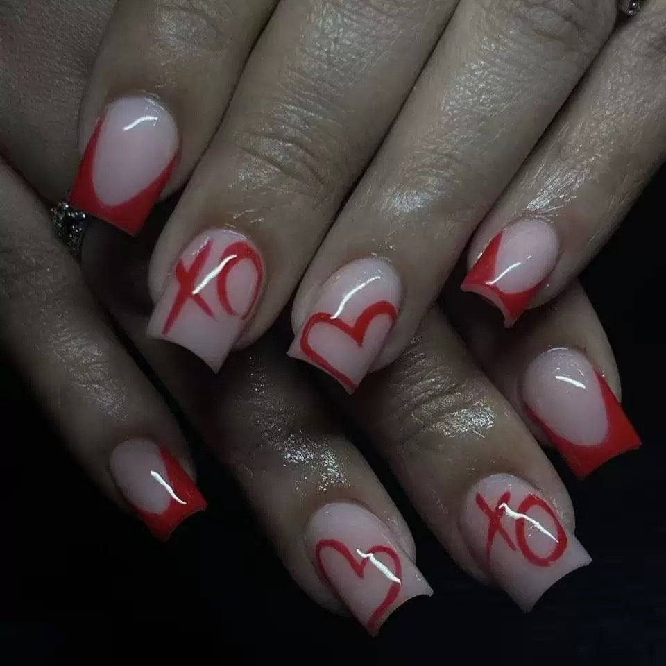 Kunstnagelset mit romantischem Herz-Design und stilvollen Akzenten Karnz