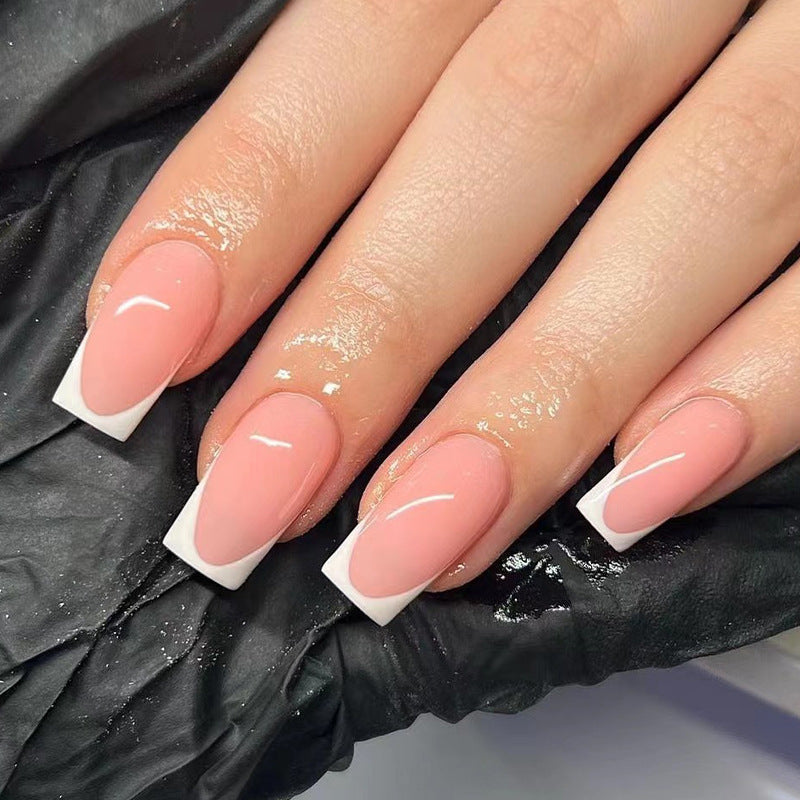 Acryl-Nägel mit elegantem French-Tip Karnz