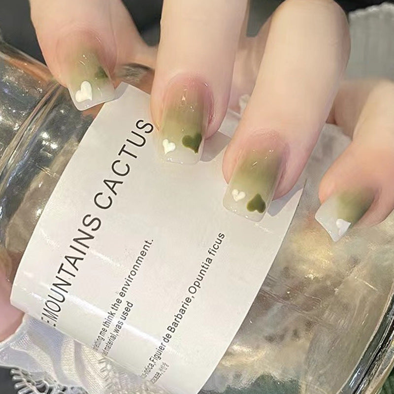 Künstlerisches Press-On Nagelset mit Herz- und Blattform-Design
