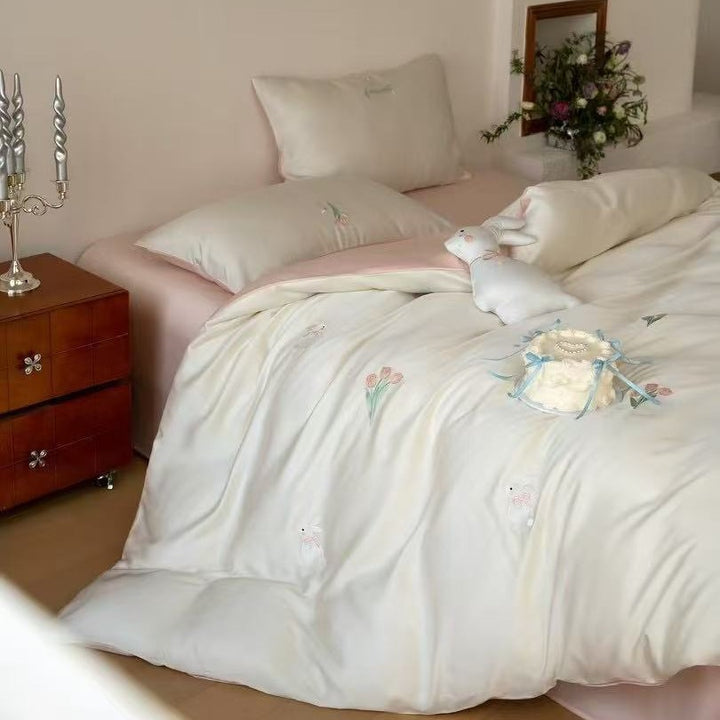 Luxuriöses Satin-Bettwäsche-Set mit gestickten Kirschmotiven, Wendefunktion und Plüsch-Hasenkissen