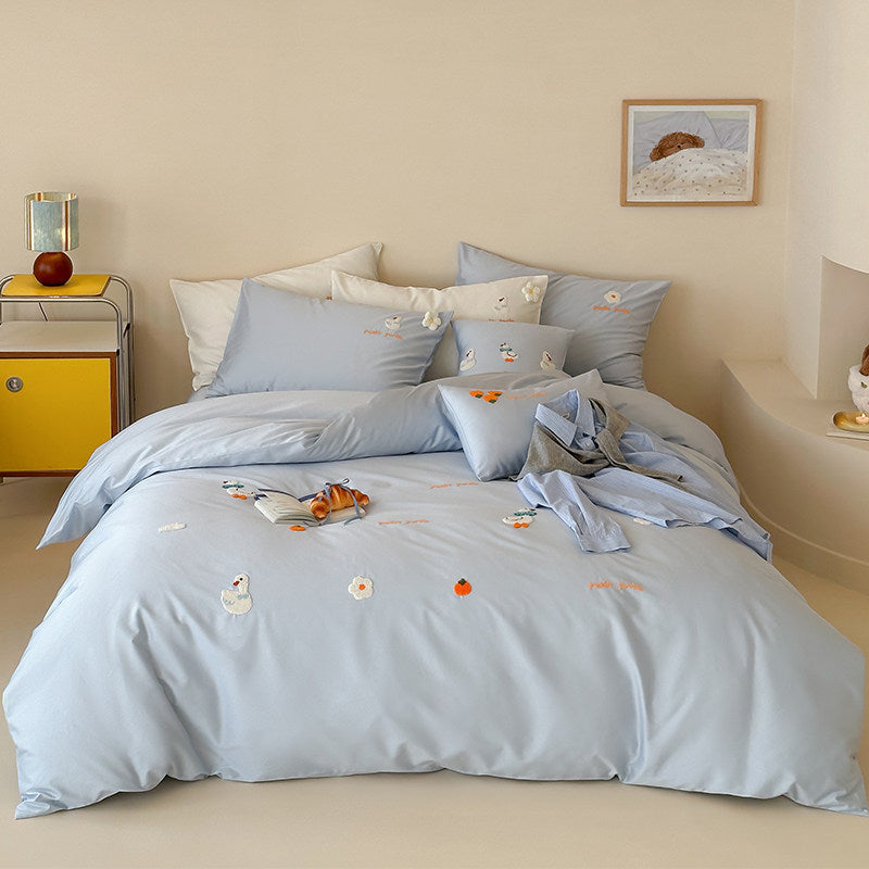 Umkehrbare bestickte Baumwollsatin Bettbezug Set mit verspielten Mini-Applikationsmotiven und Oxford Kissenbezügen