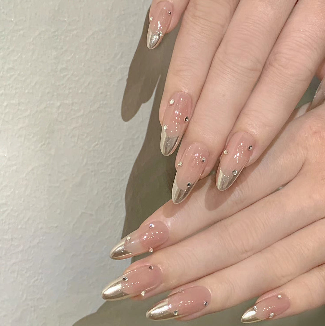 Kunstnagelset mit eleganten Metallic-Nuancen und Strassverzierungen Karnz