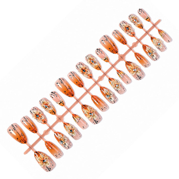 Kunstnagelset mit eleganten floralem Design und raffinierten Glitzerelementen Karnz