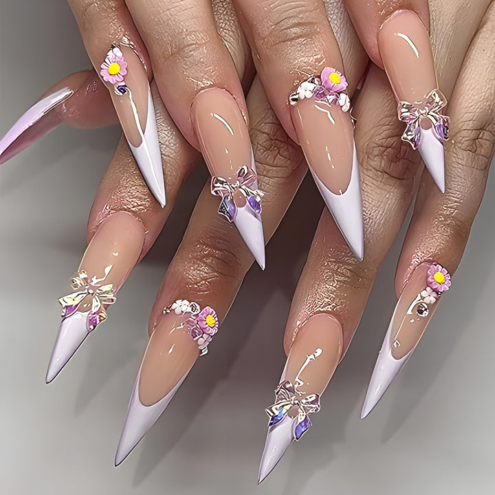 Elegante Stiletto Press-On Nägel mit floralen und Schmuckakzenten Karnz