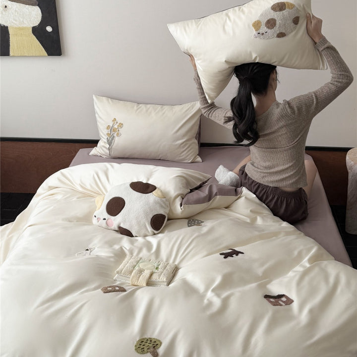 Wendbare Satin-Baumwoll-Bettbezug-Sets mit gestickter Katzenapplikation und tiefem fitted Sheet