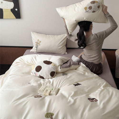 Wendbare Satin-Baumwoll-Bettbezug-Sets mit gestickter Katzenapplikation und tiefem fitted Sheet