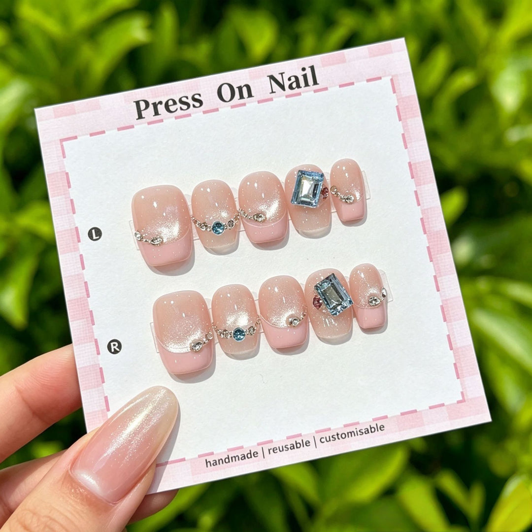 Wiederverwendbares Press-On Nagelkunstset mit floralen Akzenten