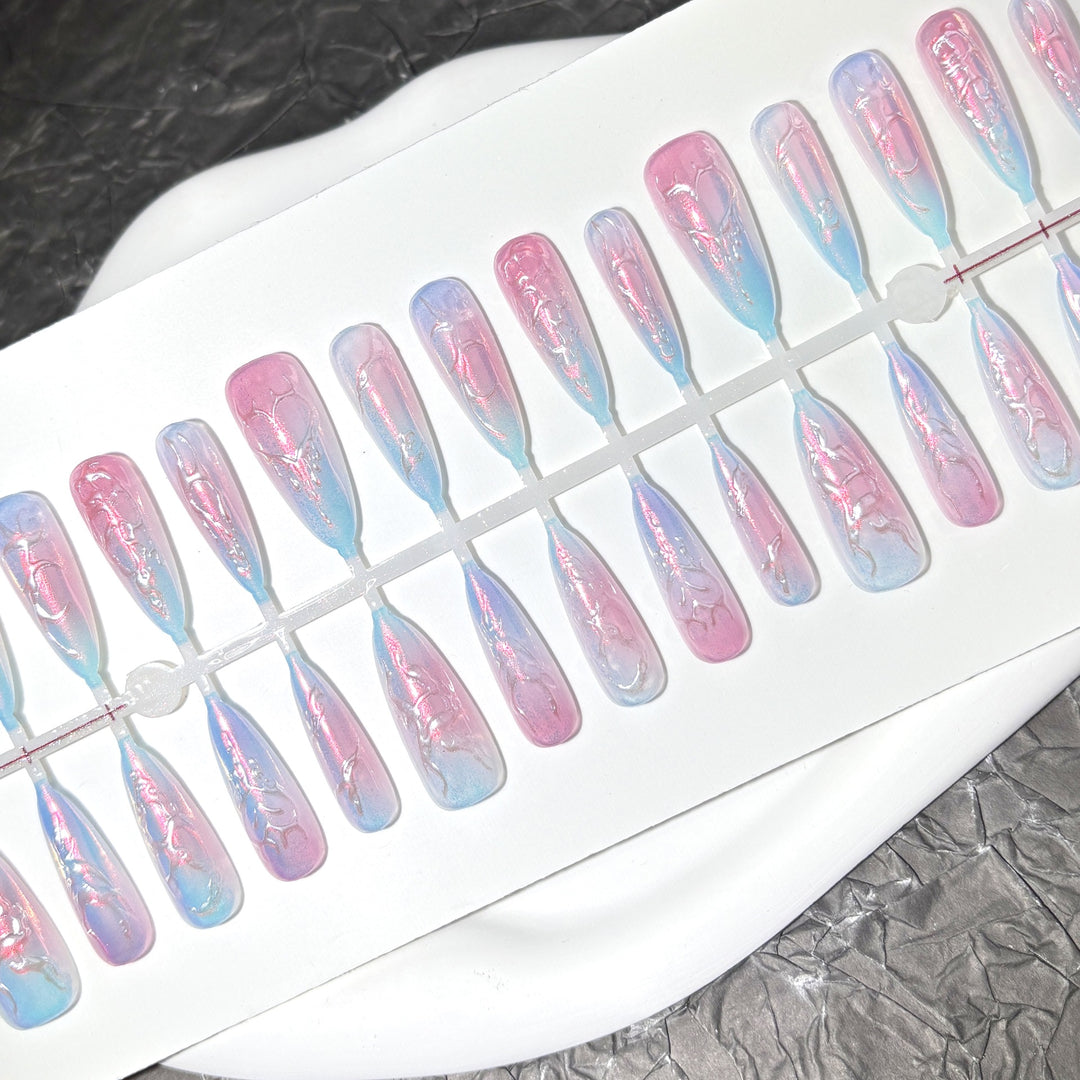 Künstlerisches Press-On-Nagelset mit irisierenden Details