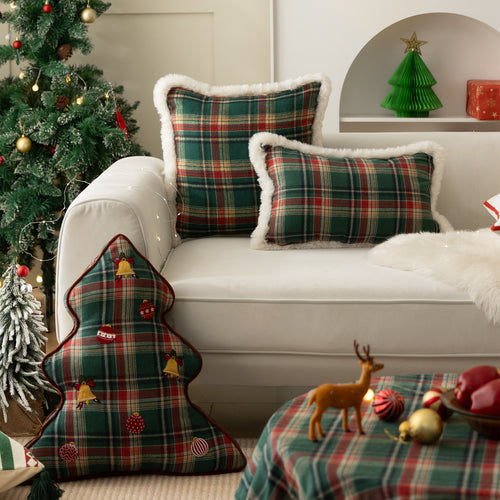 Traditionelles Tartan-Dekokissen mit flauschigem Kunstfellrand
