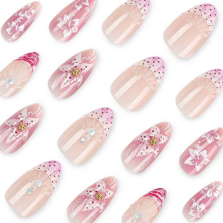 Kunstvolle Nagelverlängerungen mit floralen und glitzernden Akzenten Karnz