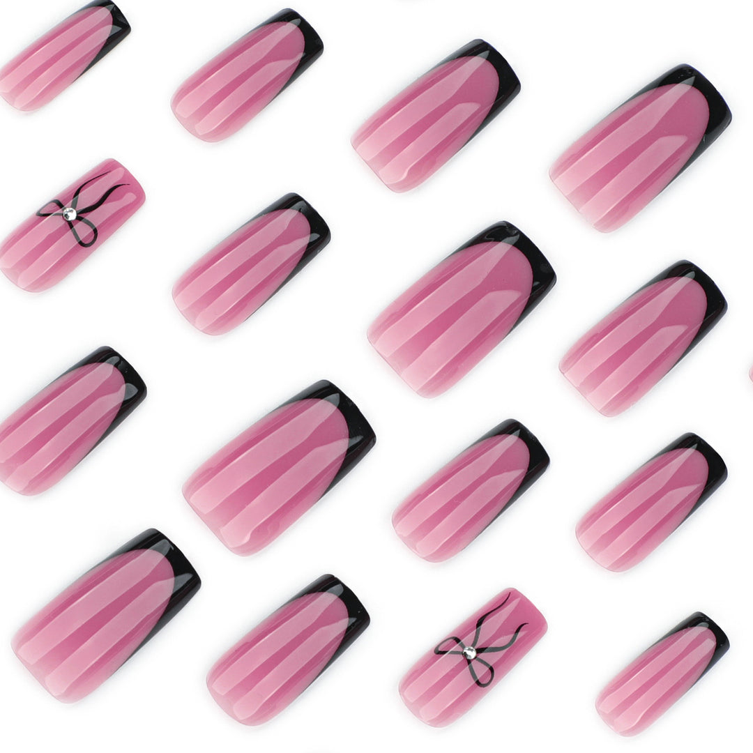 Elegante Nagelverlängerungen mit einzigartigem Blumendesign Karnz