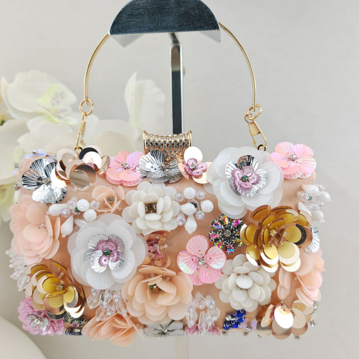 Blumig verzierte Abend-Clutch