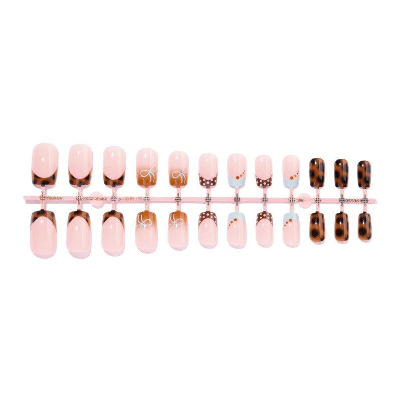Stylisches dekoratives Press-On-Nagelset mit trendigen Mustern Karnz