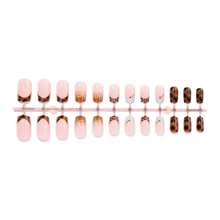 Stylisches dekoratives Press-On-Nagelset mit trendigen Mustern Karnz