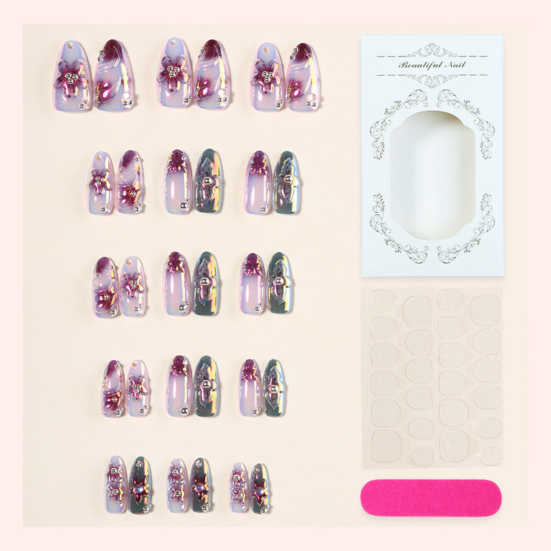 Kunstnagelset mit eleganten Blütenverzierungen Karnz
