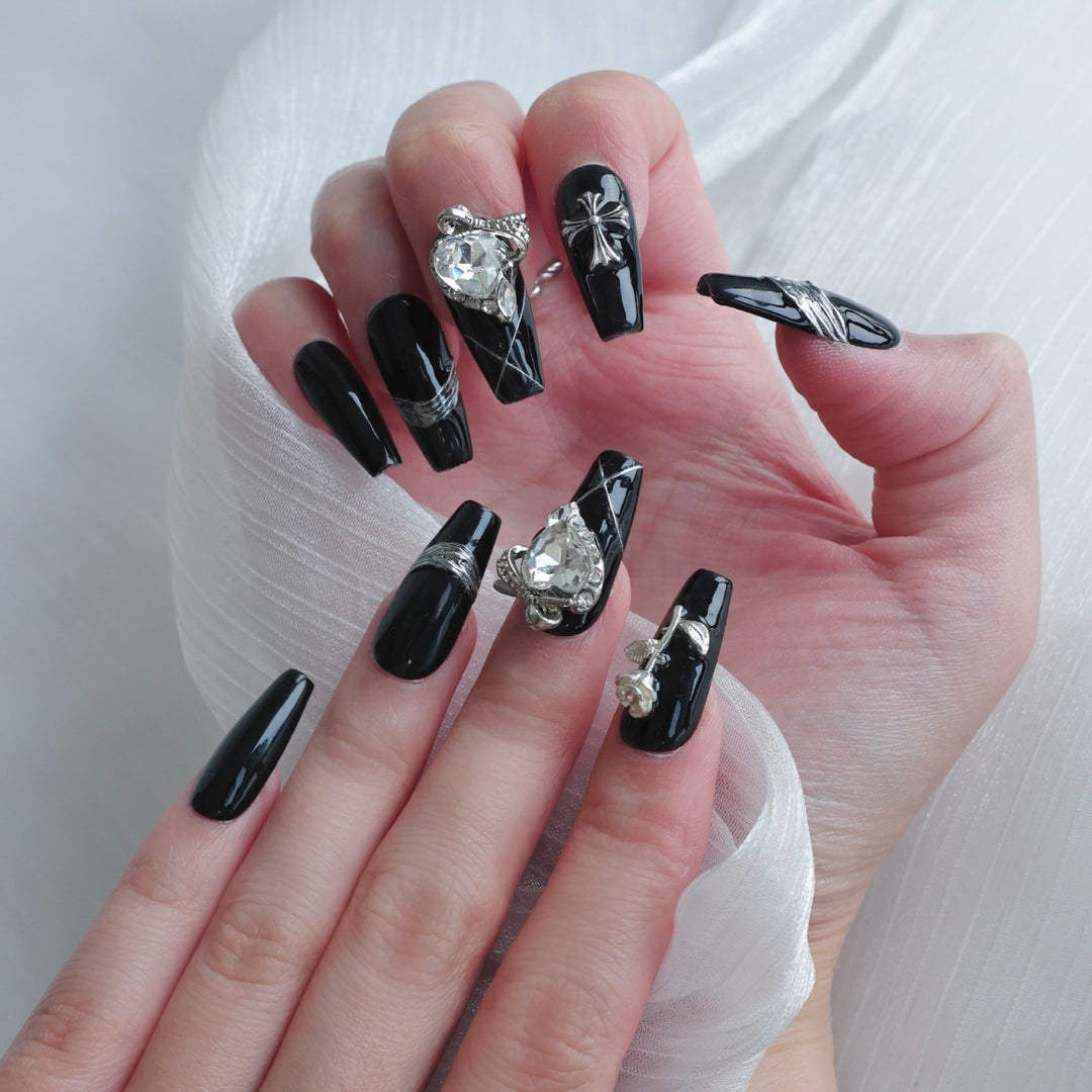 Dekorativer Press-On-Nagelset mit eleganten silbernen Akzenten