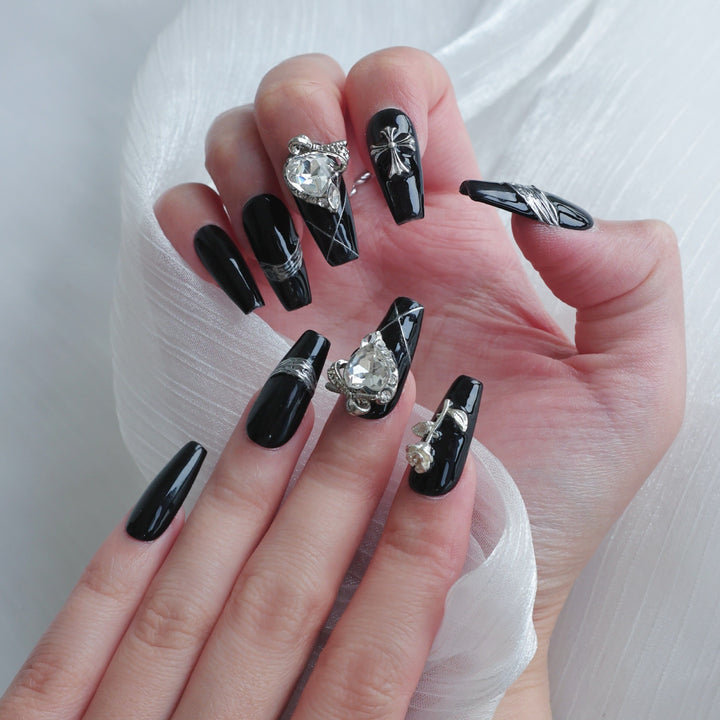 Dekorativer Press-On-Nagelset mit eleganten silbernen Akzenten