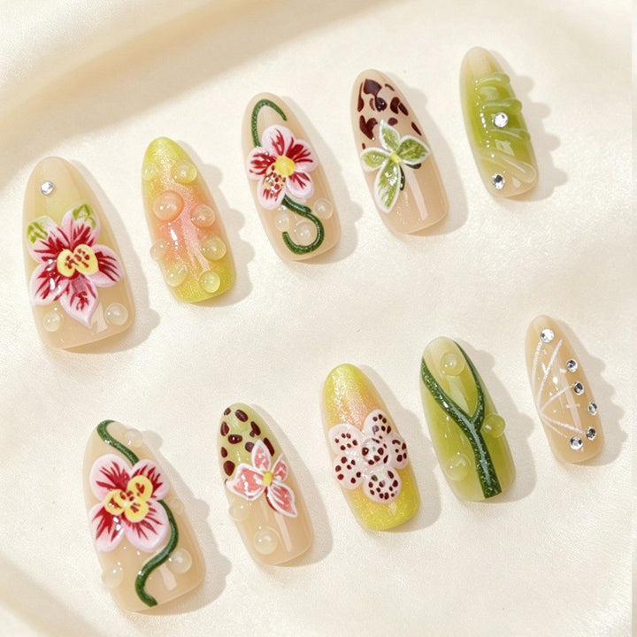 Kunstnagelset mit floralem Design und Akzenten Karnz