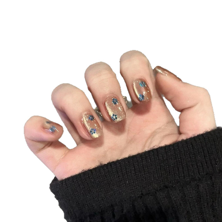 Glitzernde Kunstnägel mit Floralem Design Karnz