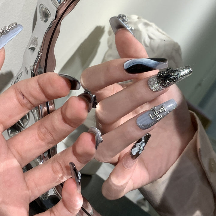 Glamouröses Press-On Nagelkunstset mit dekorativen metallischen Elementen Karnz