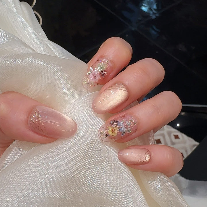 Elegante florale Nagelkunst Karnz