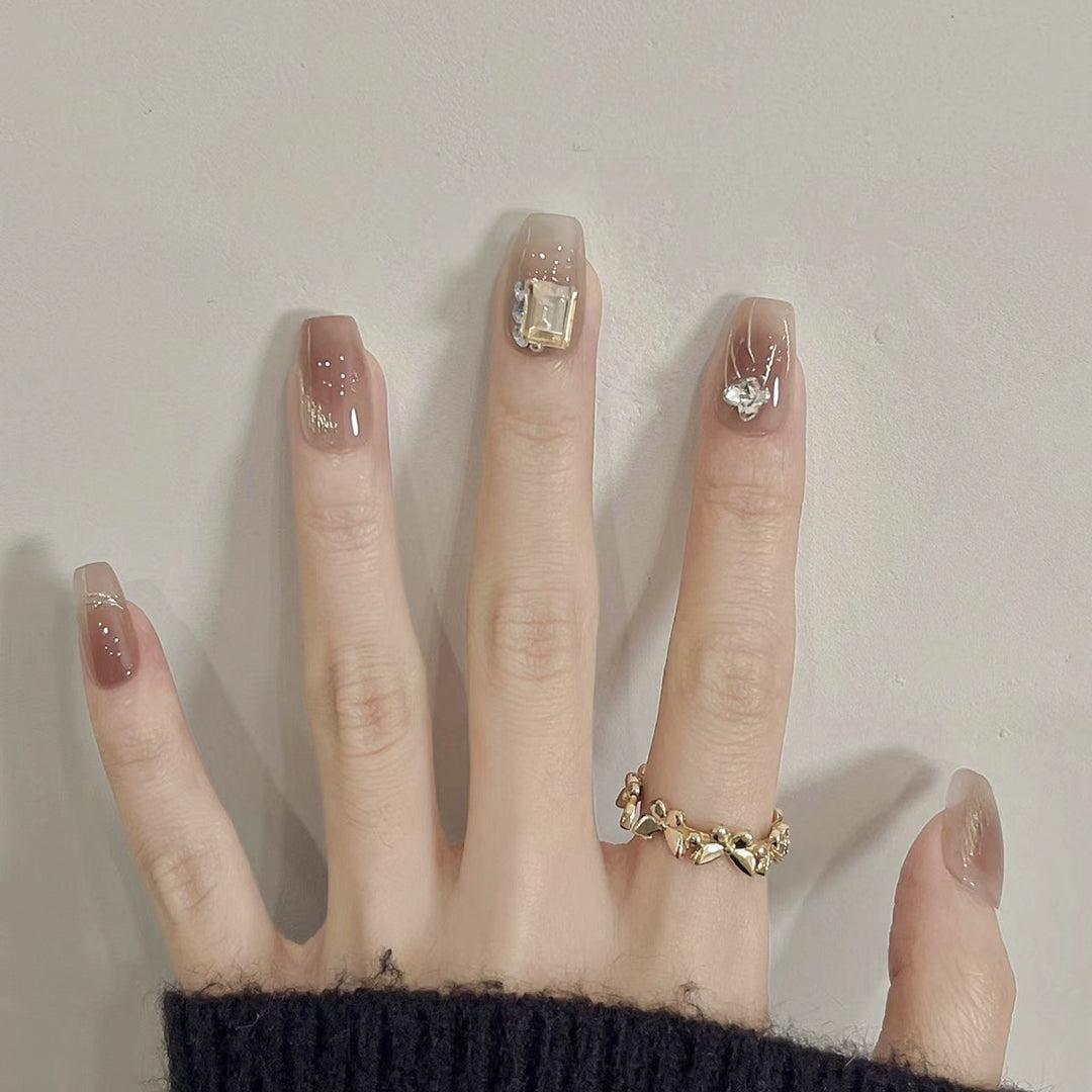 Künstliche Nagelkunst mit eleganten Schmuckakzenten Karnz