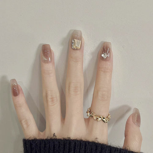 Künstliche Nagelkunst mit eleganten Schmuckakzenten Karnz