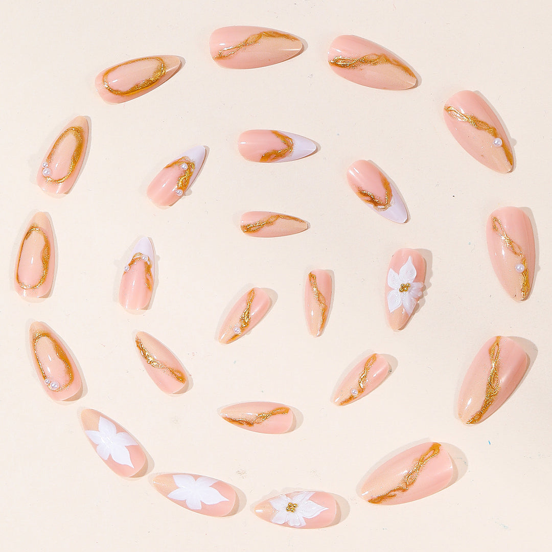 Elegantes florales Nagelkunstdesign Karnz