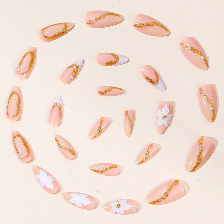 Elegantes florales Nagelkunstdesign Karnz