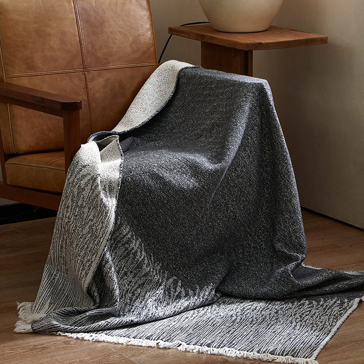 Große kuschelige Wohndecke aus Baumwollmischgewebe mit geometrischem Jacquardmuster und Fransensaum