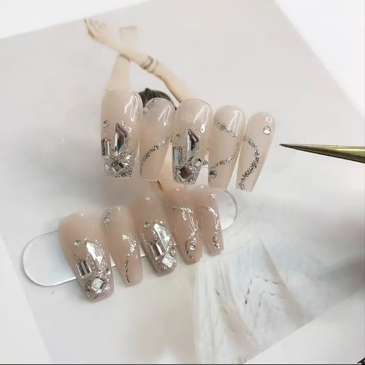 Elegantes Press-On-Nagelkunst-Set mit dekorativen Verzierungen Karnz