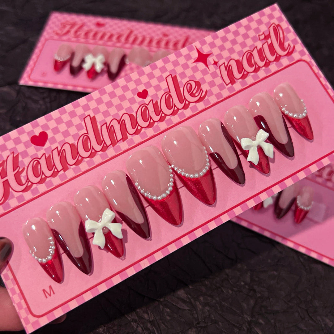 Künstliche Acryl-Nägel mit detailreichen Blütenakzenten Karnz