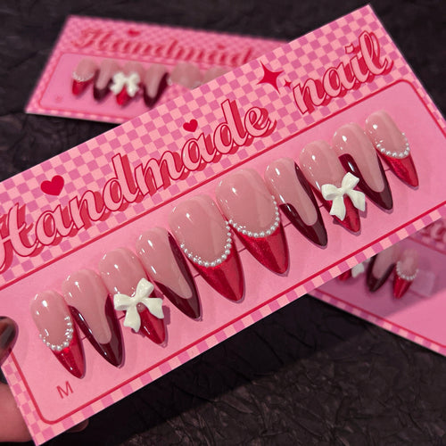 Künstliche Acryl-Nägel mit detailreichen Blütenakzenten Karnz