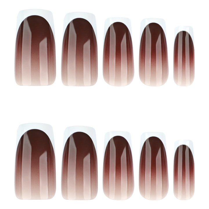 Kunstvolle Nagelverlängerungen mit elegantem French-Tip Karnz