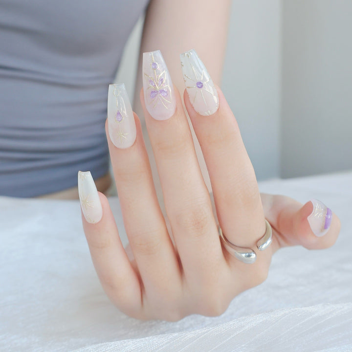 Künstlerisches Press-On Nail Art Set mit eleganten Edelstein-Akzenten