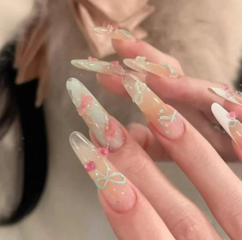 Künstlerische lange Stiletto Press-On Nägel mit floralen Akzenten Karnz