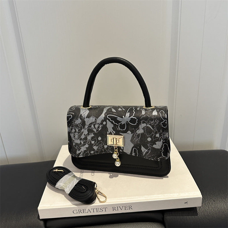 Elegante blumengemusterte Abendhandtasche