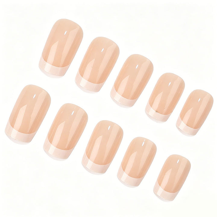 Kunstnagelset mit stilvollem French-Design und elegantem Glanz Karnz