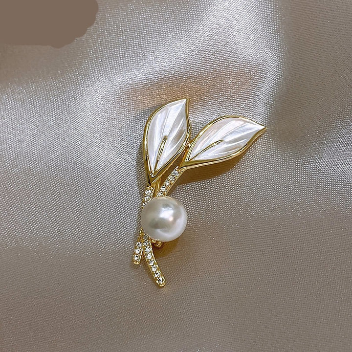 Elegante Brosche mit Perl- und Strassdetails Karnz