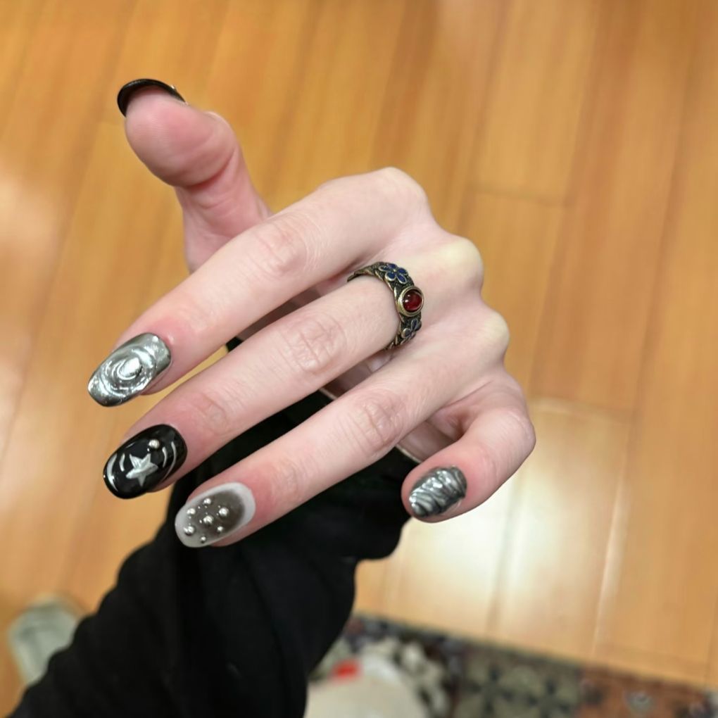 Künstlerisches Nagelkunstdesign