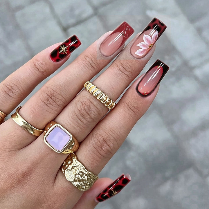 Künstlerisches Floral Press-On Nagelset Karnz